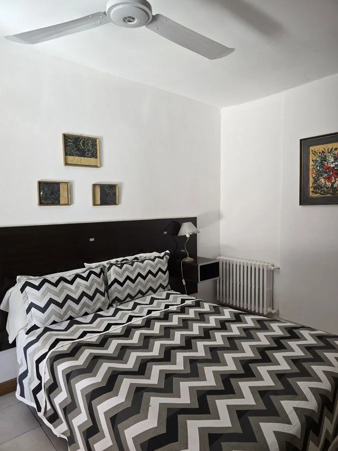 Cama matrimonial de la Habitación Doble Standard en Hotel Uritorco