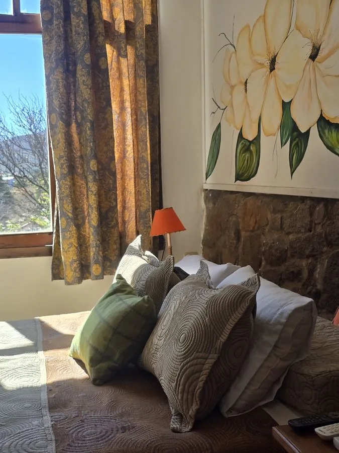 Suite Amanecer con vista al Cerro Uritorco desde la cama